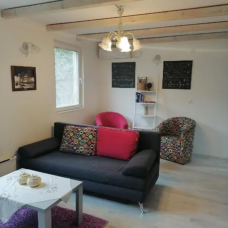 Garden House Apartment *